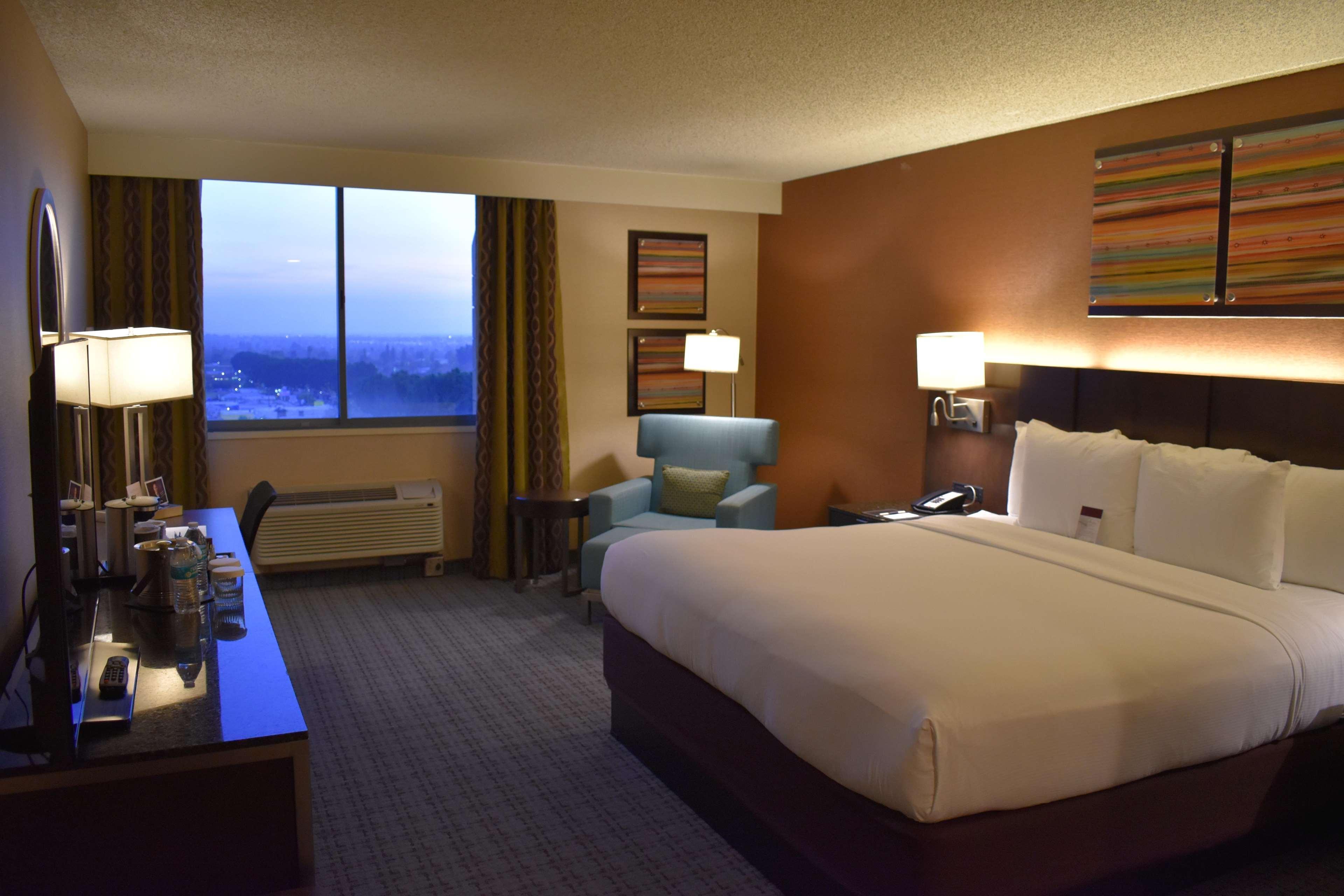 Отель Doubletree By Hilton Уиттиер Экстерьер фото