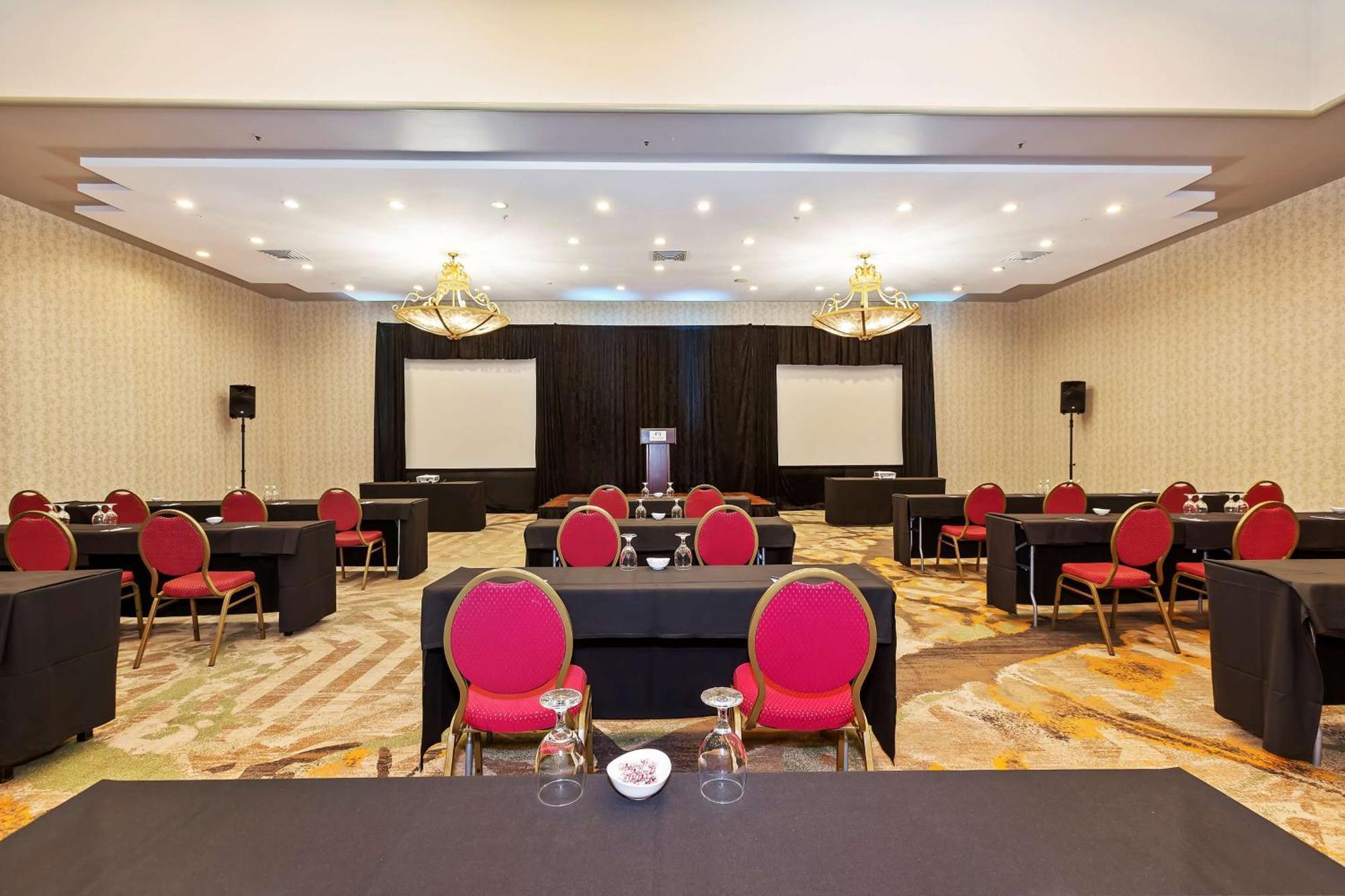 Отель Doubletree By Hilton Уиттиер Экстерьер фото