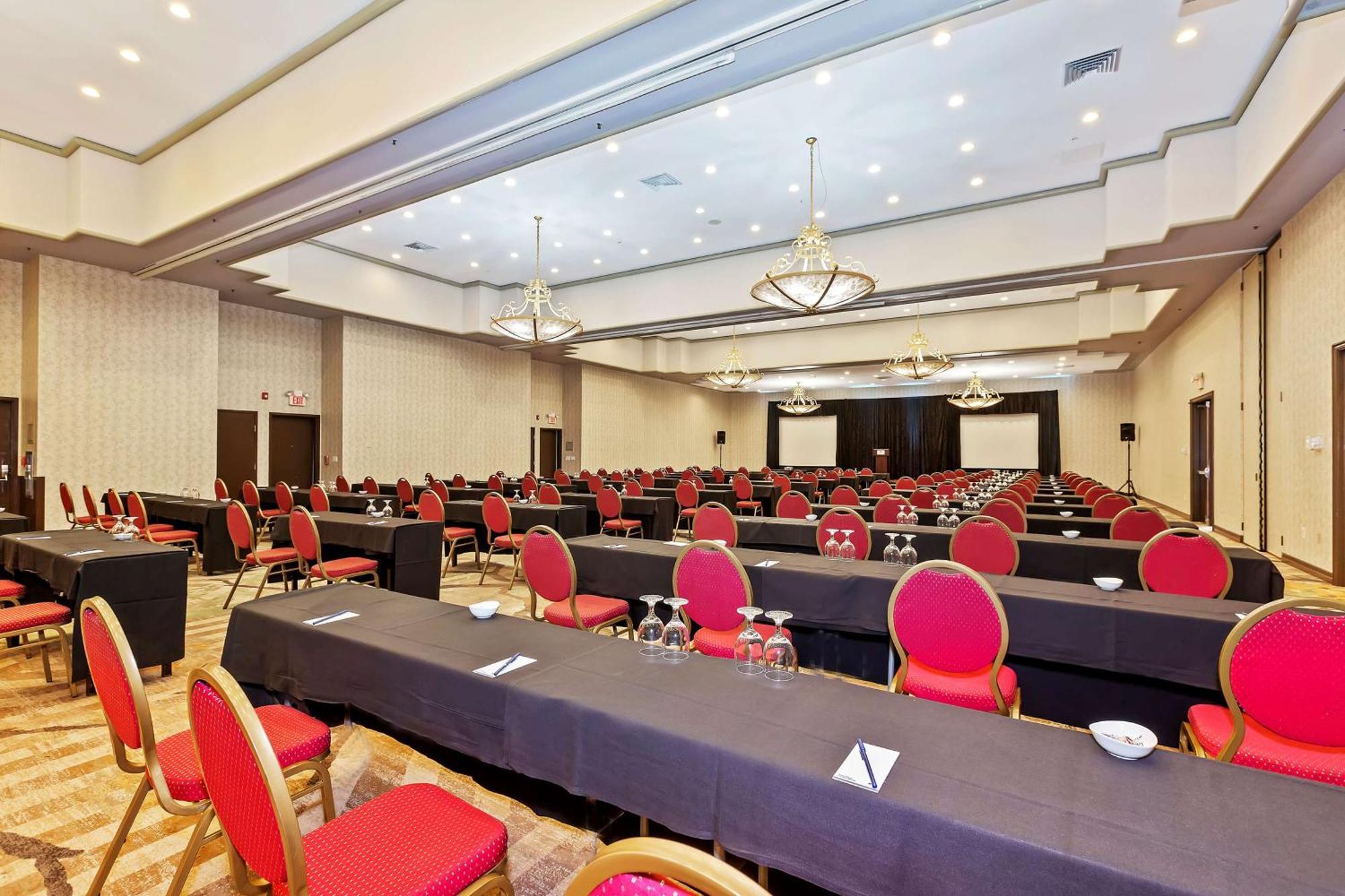 Отель Doubletree By Hilton Уиттиер Экстерьер фото