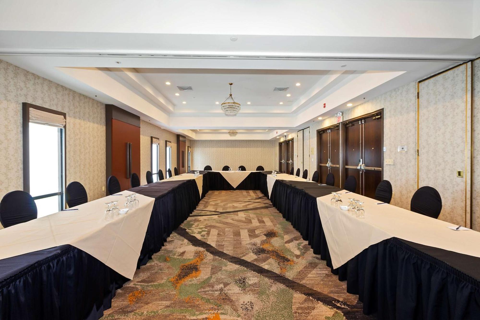 Отель Doubletree By Hilton Уиттиер Экстерьер фото