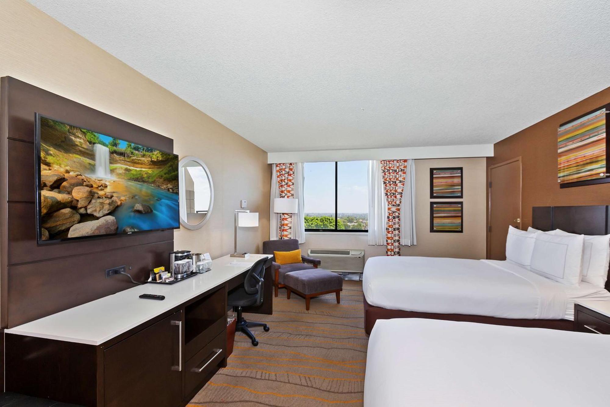 Отель Doubletree By Hilton Уиттиер Экстерьер фото