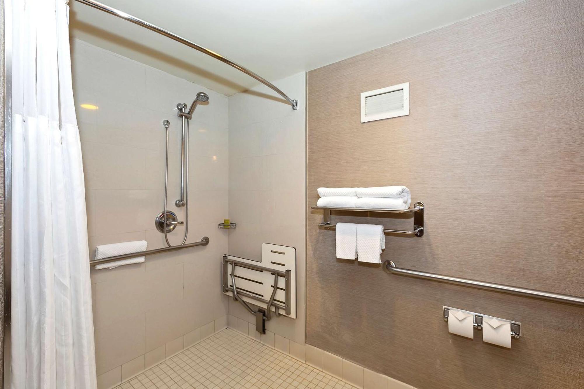 Отель Doubletree By Hilton Уиттиер Экстерьер фото