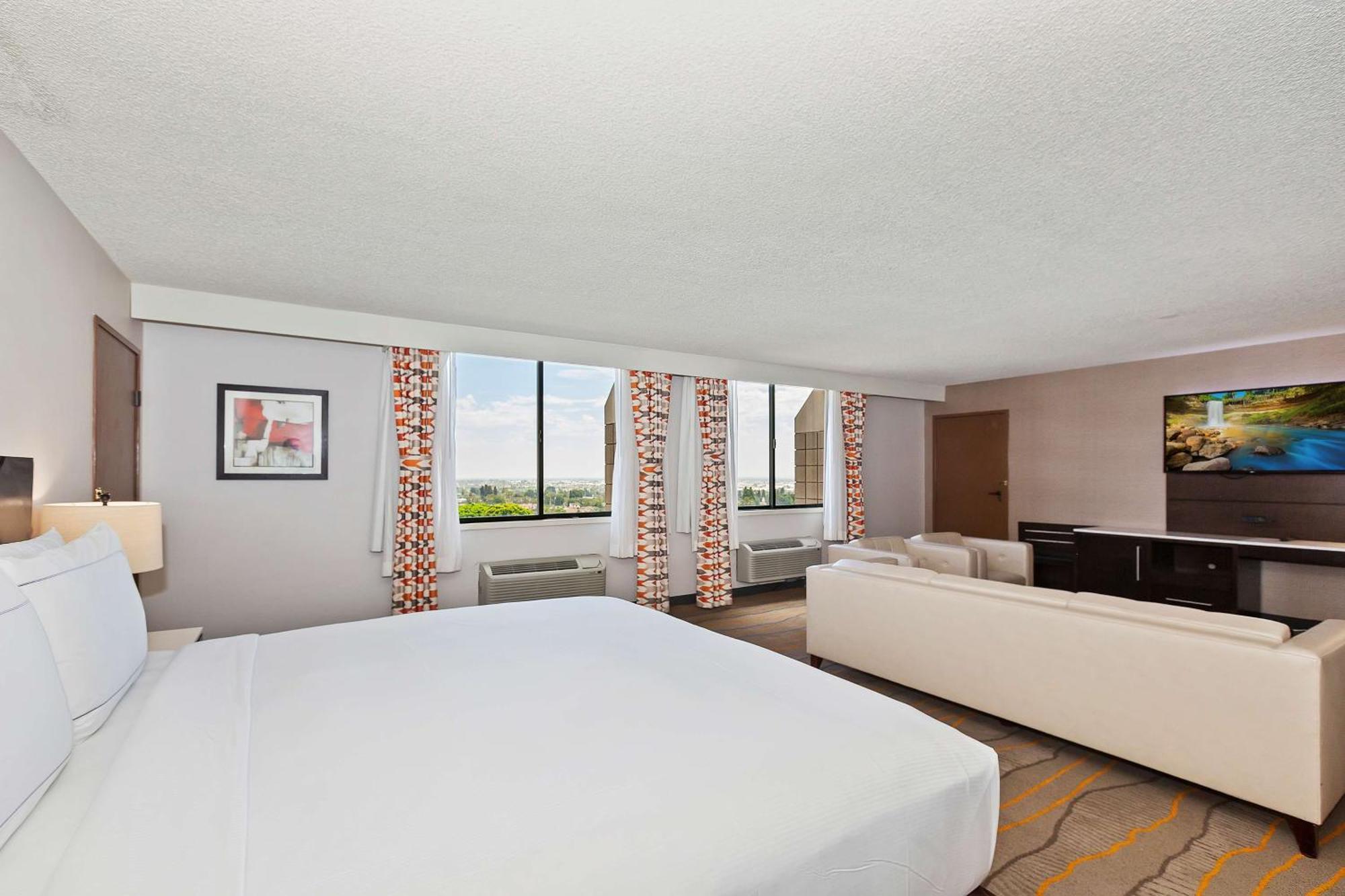 Отель Doubletree By Hilton Уиттиер Экстерьер фото