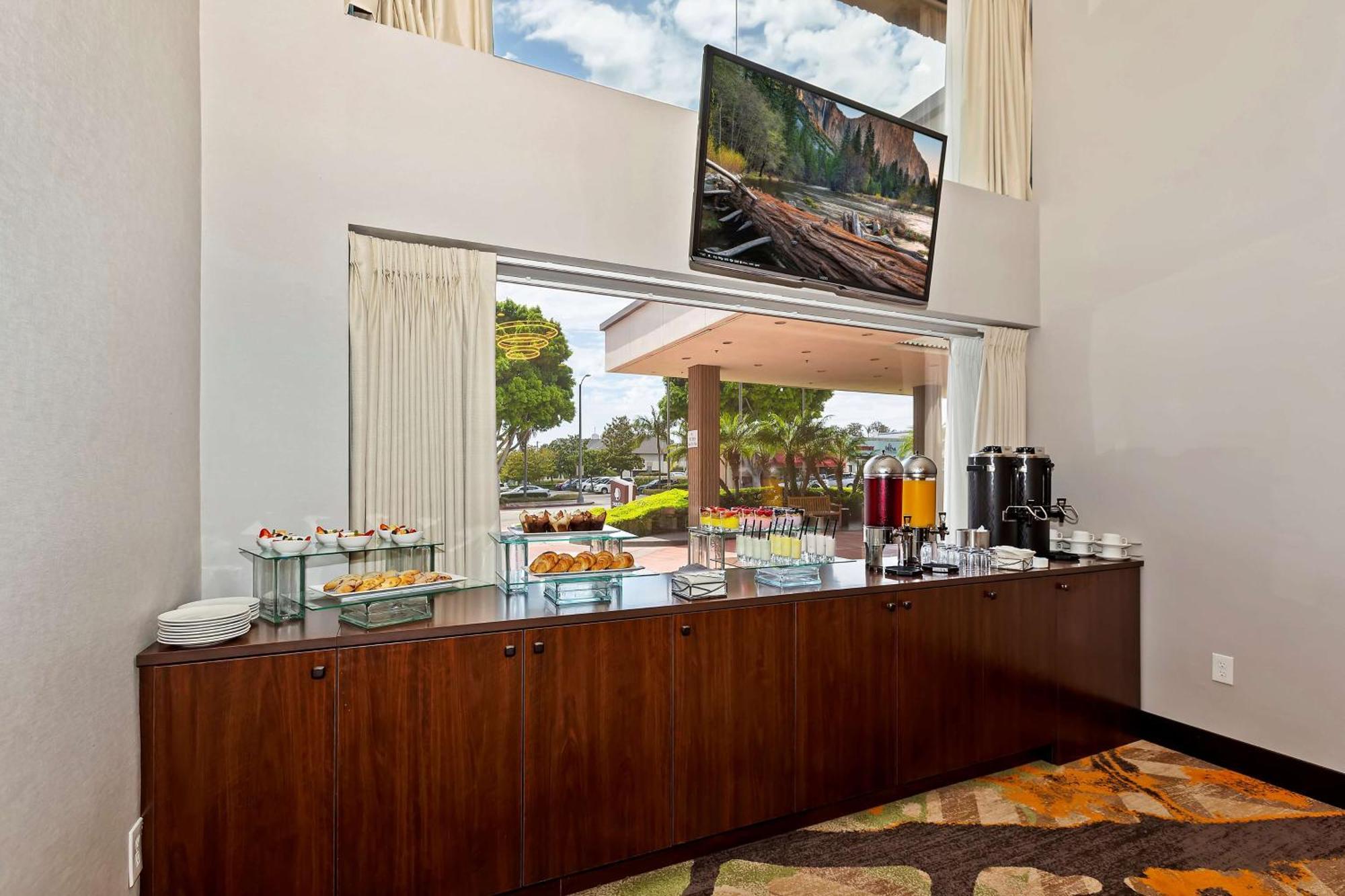 Отель Doubletree By Hilton Уиттиер Экстерьер фото