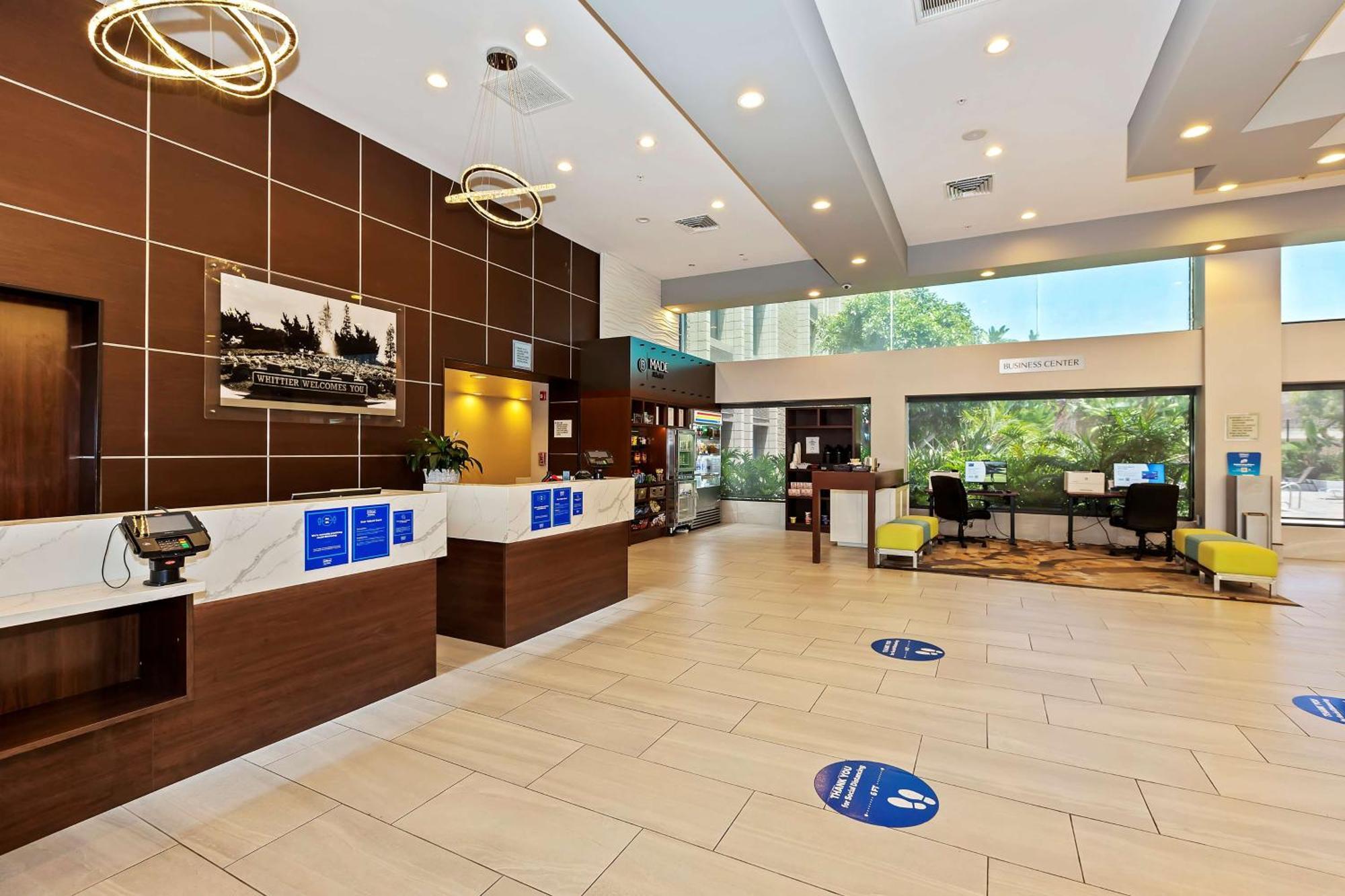Отель Doubletree By Hilton Уиттиер Экстерьер фото