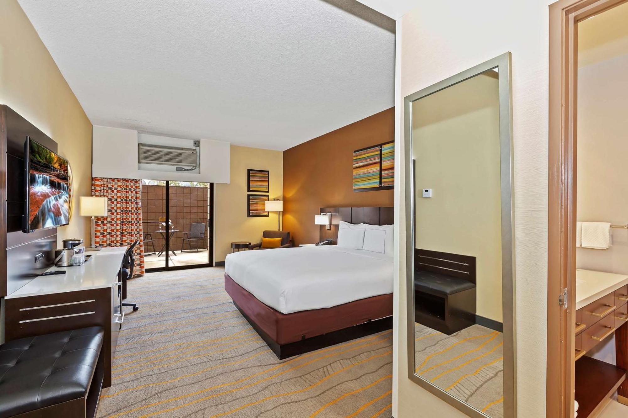 Отель Doubletree By Hilton Уиттиер Экстерьер фото