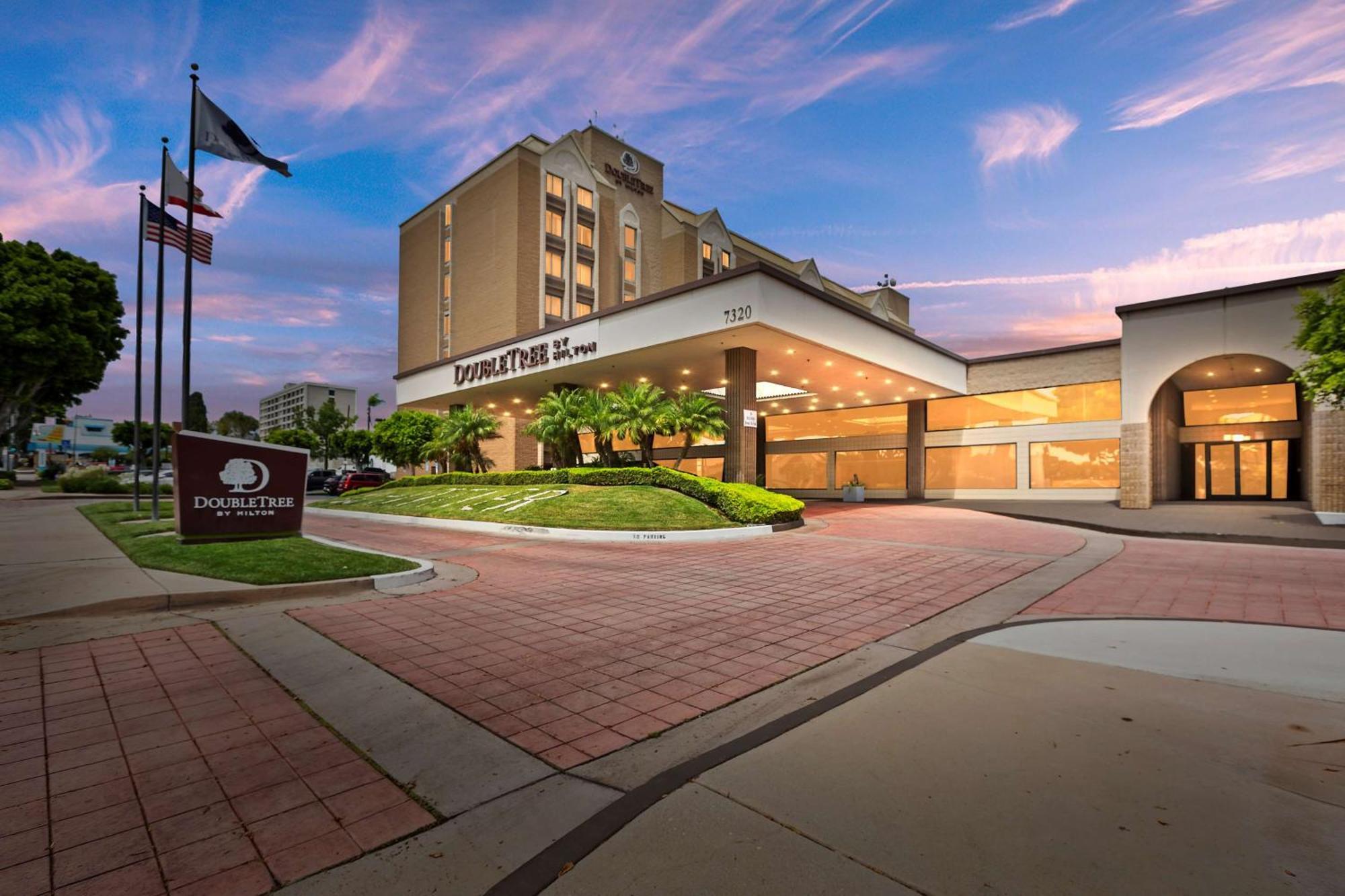 Отель Doubletree By Hilton Уиттиер Экстерьер фото