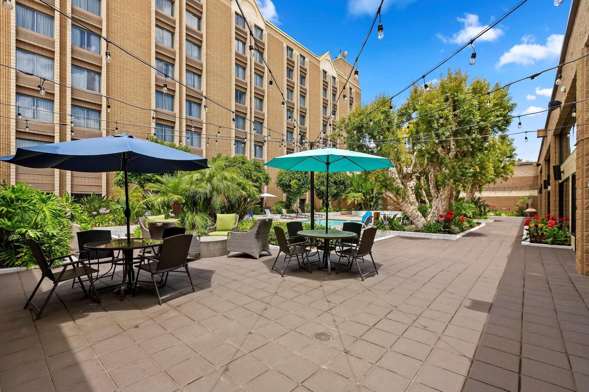 Отель Doubletree By Hilton Уиттиер Экстерьер фото