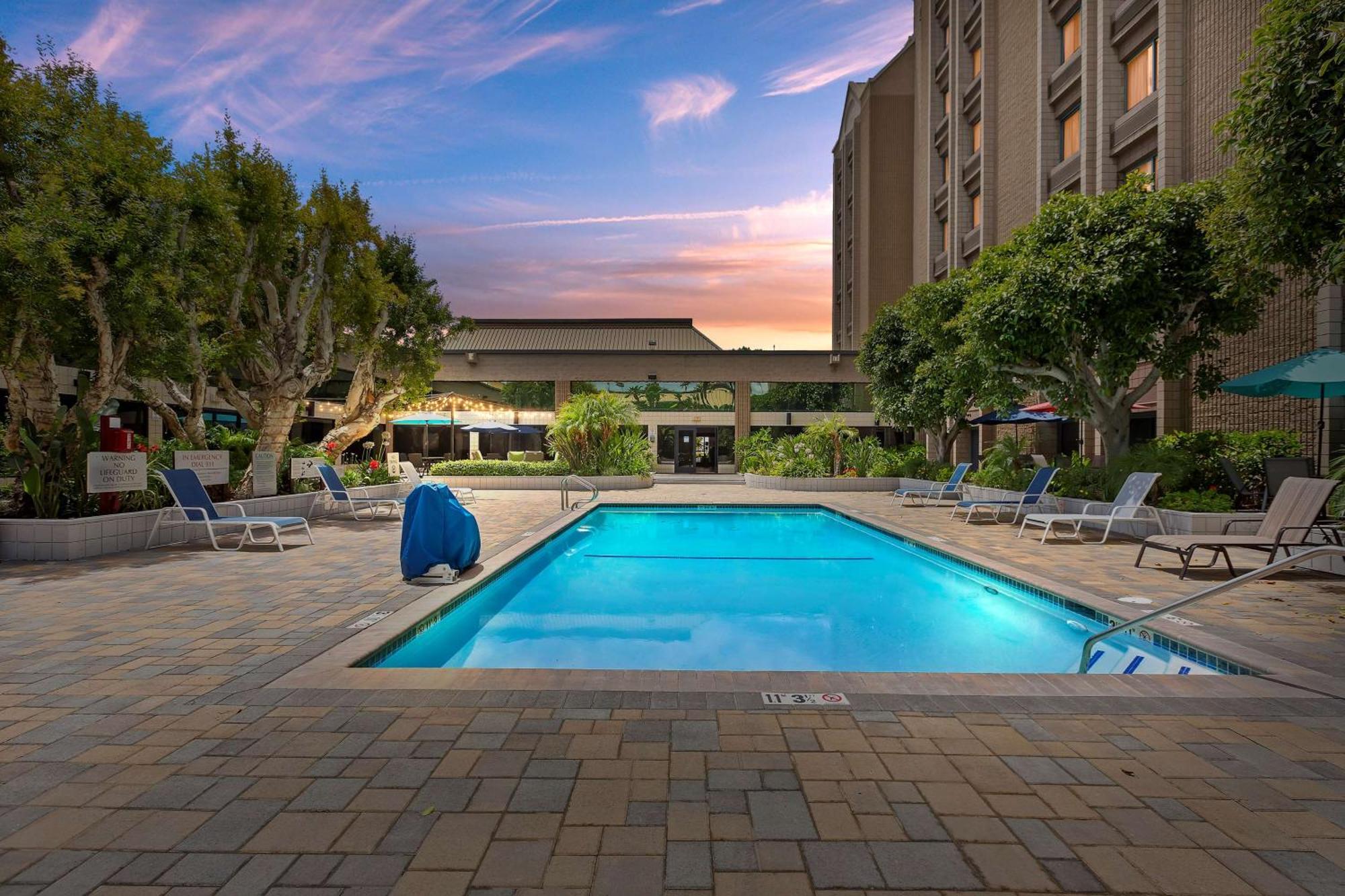 Отель Doubletree By Hilton Уиттиер Экстерьер фото